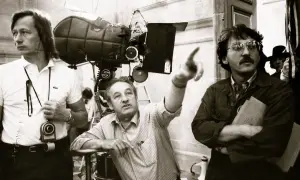 Na planie filmowym, gdzie Allan Starski tworzy swoje scenografie, reżyser wskazuje kierunek.
