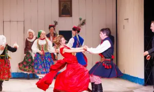 Tancerze w strojach ludowych wirują na scenie. Czy to sen o Polsce, czy sąd nad Polską?
