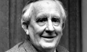 Uśmiechnięty J.R.R. Tolkien, autor Władcy Pierścieni, w tweedowej marynarce.