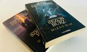 Dwie książki Andrzeja Sapkowskiego: "Sezon burz" i "Saga o Wiedźminie - Przedstawienie".