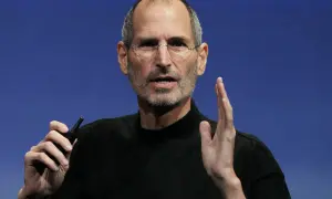 Steve Jobs, w okularach i czarnym golfie, trzyma w dłoni mały przedmiot. Ciekawe fakty o jego życiu i karierze.