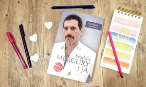 Książka "Freddie Mercury i ja" leży obok kolorowych pisaków i notatnika.