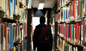 Gdzie szukać literatury do pracy licencjackiej, aby uniknąć problemów?