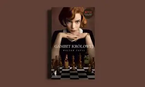 Beth Harmon, bohaterka serialu "Gambit Królowej", w otoczeniu szachów i buteleczek.