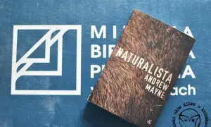 Książka "Naturalista" Andrew Mayne'a na tle logo wydawnictwa. Taka spokojna, czytelnicza idylla.