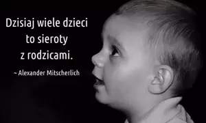 Czarno-białe zdjęcie dziecka z cytatem: "Dzisiaj wiele dzieci to sieroty z rodzicami." Alexander Mitscherlich. #cytatyodzieciach