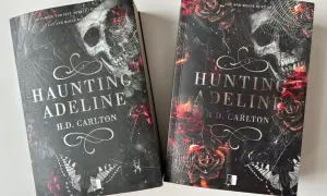 Dwie książki "Haunting Adeline" i "Hunting Adeline" H.D. Carlton. Mroczne okładki z czaszką, różami i pajęczyną.
