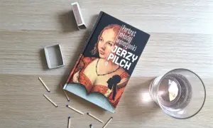 Portret młodej wenecjanki" Jerzego Pilcha, otoczony zapałkami i pustym pudełkiem, czeka na zapalenie iskry czytelniczej.