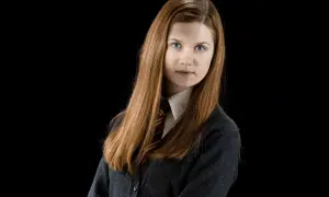 Ginny Weasley, jedna z kluczowych postaci z serii Harry Potter, w szkolnym mundurku.