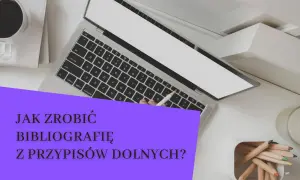 Laptop, kawa i kredki na biurku. Tekst "Jak zrobić bibliografię z przypisów dolnych?" sugeruje tworzenie pracy naukowej.