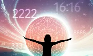 Sylwetka osoby z rozłożonymi rękami na tle kosmicznej wizji z liczbami. 888 znaczenie symbolizuje obfitość i duchowe wsparcie.