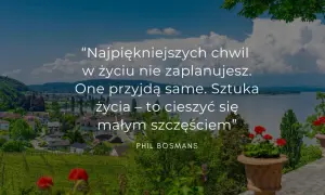 Mądre cytaty o życiu i szczęściu na tle malowniczego krajobrazu z jeziorem i miasteczkiem.
