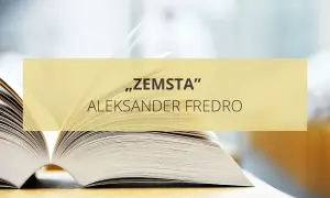 Otwarta księga, na niej napis "Zemsta" Aleksandra Fredry. Papkin czeka na swoją kolej.