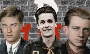 Trzech młodych bohaterów "Kamieni na szaniec" na tle ceglanej ściany z czerwonymi znakami.