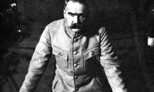 Józef Piłsudski w mundurze, z charakterystycznym wąsem. Jego spojrzenie zdaje się pytać, co powiedział Piłsudski o narodzie.