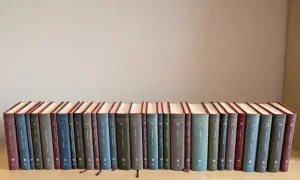 Rząd książek z numerowanymi tomami, tworzący kolekcję klasyki literatury światowej.