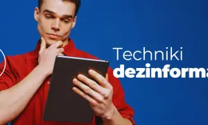 Mężczyzna zamyślony nad tabletem, obok symbol ostrzeżenia i napis "Techniki dezinformacji". Uważaj na demagogię w sieci.