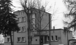 Szare budynki, jak szklane domy przedwiośnie, otoczone nagimi drzewami.