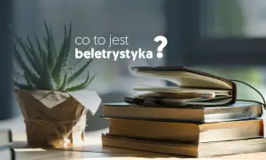 Książki i roślina na biurku, a nad nimi pytanie: "co to jest beletrystyka?".