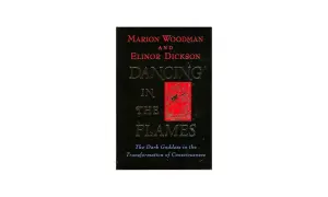 Okładka książki "Dancing in the Flames" Marion Woodman i Elinor Dickson. W centrum czerwony prostokąt z sylwetką postaci w ogniu.
