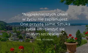 Piękny krajobraz z jeziorem i miasteczkiem. Cytat o życiu: "Najpiękniejszych chwil w życiu nie zaplanujesz. One przyjdą same. Sztuka życia – to cieszyć się małym szczęściem".