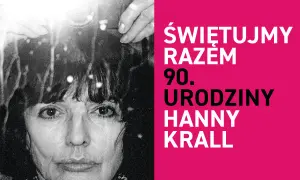 Portret Hanny Krall, która świętuje 90. urodziny. Obok niej widać aparat fotograficzny.
