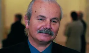 Portret Marka Kotańskiego, który inspirował się książkami o terapii.