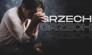 Kobieta z złożonymi dłońmi nad Biblią, pogrążona w modlitwie, symbolizująca ciężkie grzechy i pokutę.