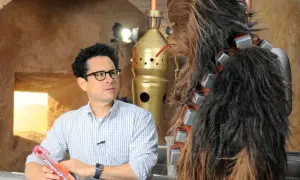 J.J. Abrams w towarzystwie Chewbakki, być może omawiają strategię na Tatooine.