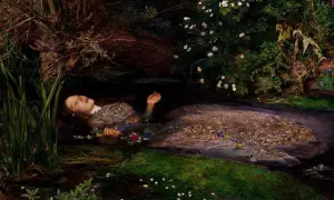 Ofelia, młoda kobieta, dryfuje w wodzie, otoczona kwiatami i zielenią. Jej twarz jest spokojna, a dłonie wyciągnięte.