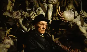 William S. Burroughs w otoczeniu groteskowych, organicznych form, jakby wyjętych z jego powieści.