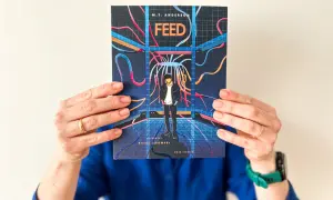 Okładka książki "Feed" M.T. Andersona, przedstawiająca chłopaka w futurystycznym otoczeniu, sugeruje mroczną dystopię.
