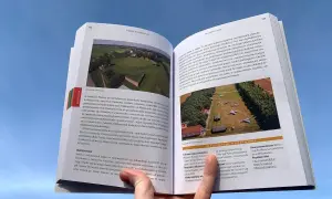 Otwarta książka z ilustracjami i tekstem o historii Śląska. Widać fragmenty o zamkach i lotnictwie. To ciekawe książki po śląsku.