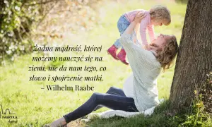 Piękny cytat o mamie: "Żadna mądrość, której możemy nauczyć się na ziemi, nie da nam tego, co słowo i spojrzenie matki." Wilhelm Raabe.