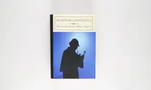 Okładka "The Complete Sherlock Holmes, Volume I" Sir Arthura Conana Doyle'a. Sylwetka detektywa z lupą i fajką na tle błękitnego nieba.