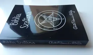 Czarna okładka Biblii Szatana z pentagramem i podpisem Antona Szandora LaVeya.