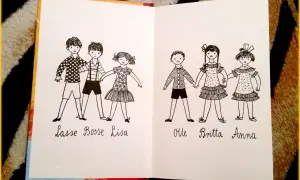 Ilustracja przedstawia dzieci z Bullerbyn: Lasse, Bosse, Lisa, Olle, Britta i Annę, trzymające się za ręce.