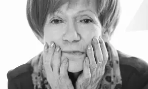 Portret Marii Czubaszek, z dłońmi opartymi o policzki. Jej spojrzenie przywodzi na myśl jej słynne maria czubaszek cytaty.