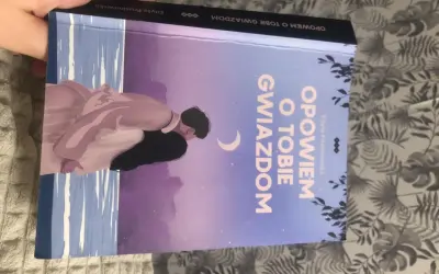 Okładka książki "Opowiem o tobie gwiazdom" Edyty Prusinowskiej. Para obejmuje się na tle nocnego nieba z księżycem.