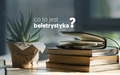 Książki i roślina na biurku, a nad nimi pytanie: "co to jest beletrystyka?".