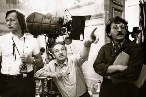 Na planie filmowym, gdzie Allan Starski tworzy swoje scenografie, reżyser wskazuje kierunek.