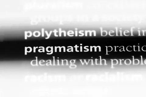 Pragmatyzm: praktyczne podejście do rozwiązywania problemów, zamiast teoretyzowania.