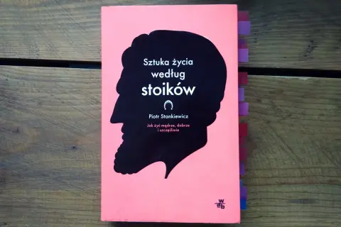 Okładka książki "Sztuka życia według stoików" Piotra Stankiewicza. Inspiracja stoicyzmem dla mądrego i szczęśliwego życia.