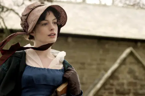 Kobieta w stroju z epoki, z książką w dłoni, przypomina bohaterkę powieści Jane Austen. Ciekawe, jakie tajemnice skrywa ta historia?