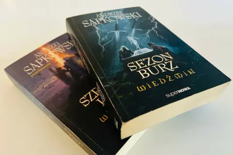Dwie książki Andrzeja Sapkowskiego: "Sezon burz" i "Saga o Wiedźminie - Przedstawienie".