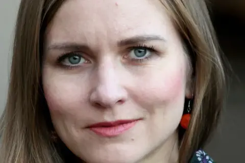 Portret Doroty Masłowskiej. Jej wykształcenie, choć nie widoczne na zdjęciu, kształtuje jej spojrzenie.
