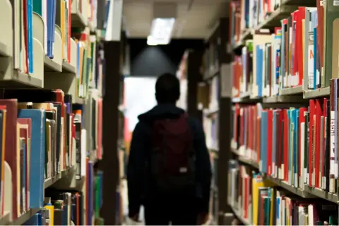 Gdzie szukać literatury do pracy licencjackiej, aby uniknąć problemów?