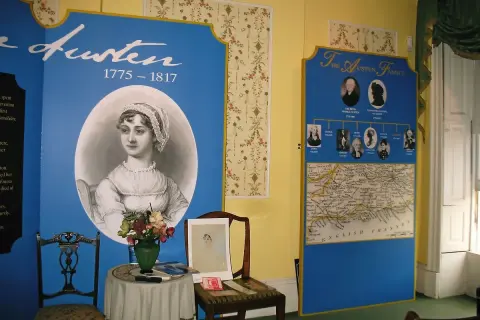 Wystawa o Jane Austen i jej rodzinie. Portret pisarki i drzewo genealogiczne ukazujące jej rodzeństwo.