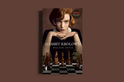 Beth Harmon, bohaterka serialu "Gambit Królowej", w otoczeniu szachów i buteleczek.