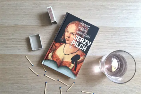 Portret młodej wenecjanki" Jerzego Pilcha, otoczony zapałkami i pustym pudełkiem, czeka na zapalenie iskry czytelniczej.